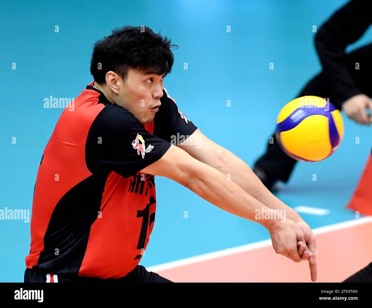 (210325) -- QINHUANGDAO, 25 mars 2021 (Xinhua) -- Jin Zhihong de Zhejiang digs lors du troisième match entre Jiangsu et Zhejiang à la saison 2020-2021 de la Ligue chinoise de Volleyball masculine à Qinhuangdao, dans la province du Hebei, dans le nord de la Chine, le 25 mars 2021. (Xinhua/Wang Xiao) Banque D'Images