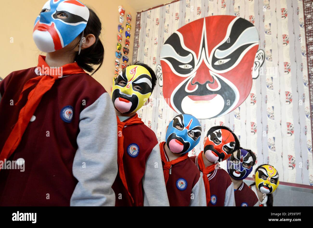 HANDAN, CHINE - 25 MARS 2021 - le spectacle des élèves a peint le maquillage théâtral du visage à Handan, dans la province de Hebei, dans le nord de la Chine, le 25 mars 2021. Le 27 mars est la Journée mondiale du théâtre. (Photo de Hao Qunying / Costfoto/Sipa USA) Banque D'Images