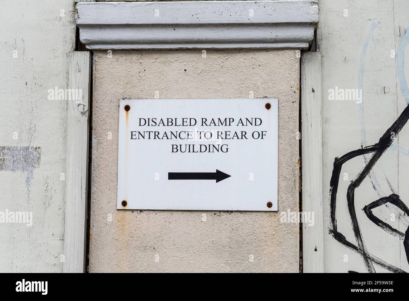 Rampe d'accès pour handicapés et entrée à l'arrière du panneau du bâtiment, sur le bâtiment en décomposition de Westcliff on Sea, Southend. Accès pour personnes handicapées. Séparer Banque D'Images