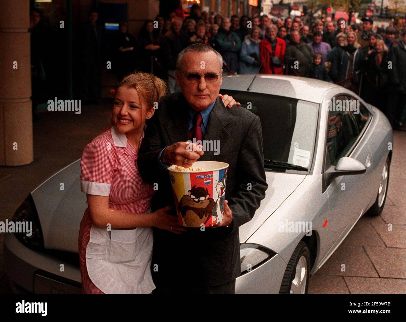 DENNIS HOPPER DANS LEICESTER SQUARE DEC 1998 OÙ IL ÉTAIT PROMOTION DE LA PUBLICATION D'UNE PUBLICITÉ TÉLÉVISÉE POUR LE FORD COUPÉ SPORT COUGAR Banque D'Images