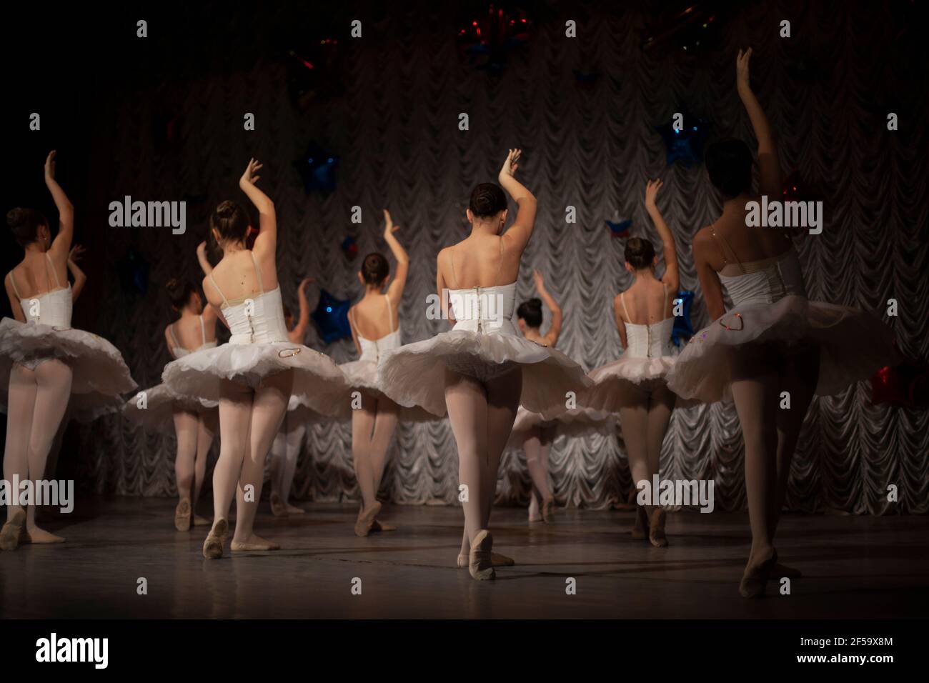Ballerinas en tutus blanc spectacle de danse mouvement. Les filles font du  ballet. Cours de danse de ballet sur scène. Il y a beaucoup de filles dans  de belles robes. GRA Photo