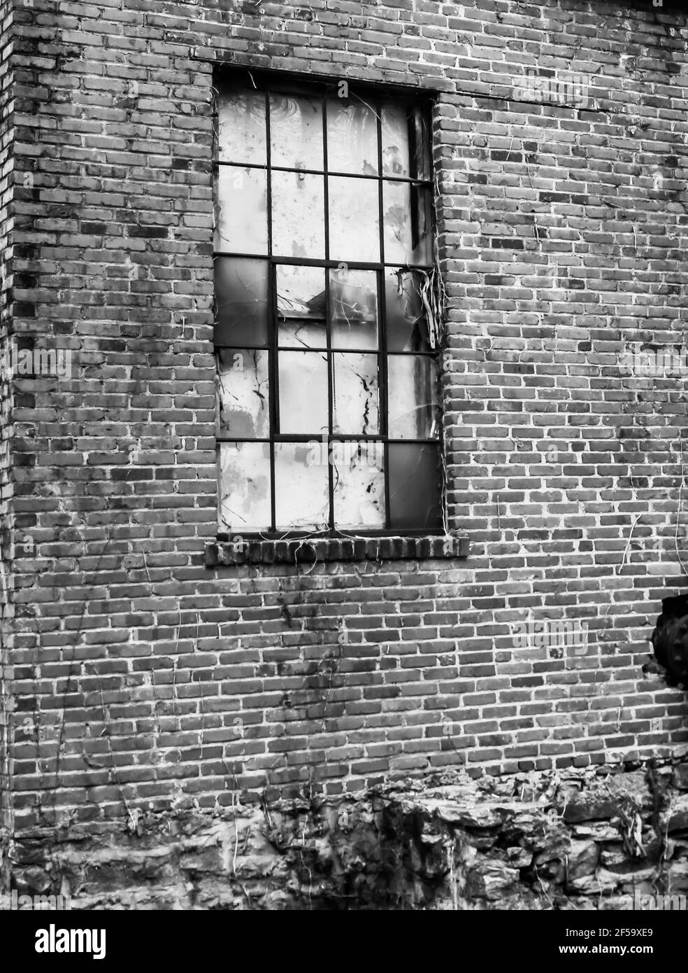 une vieille fenêtre cassée a été abîmé dans un bâtiment abandonné Banque D'Images