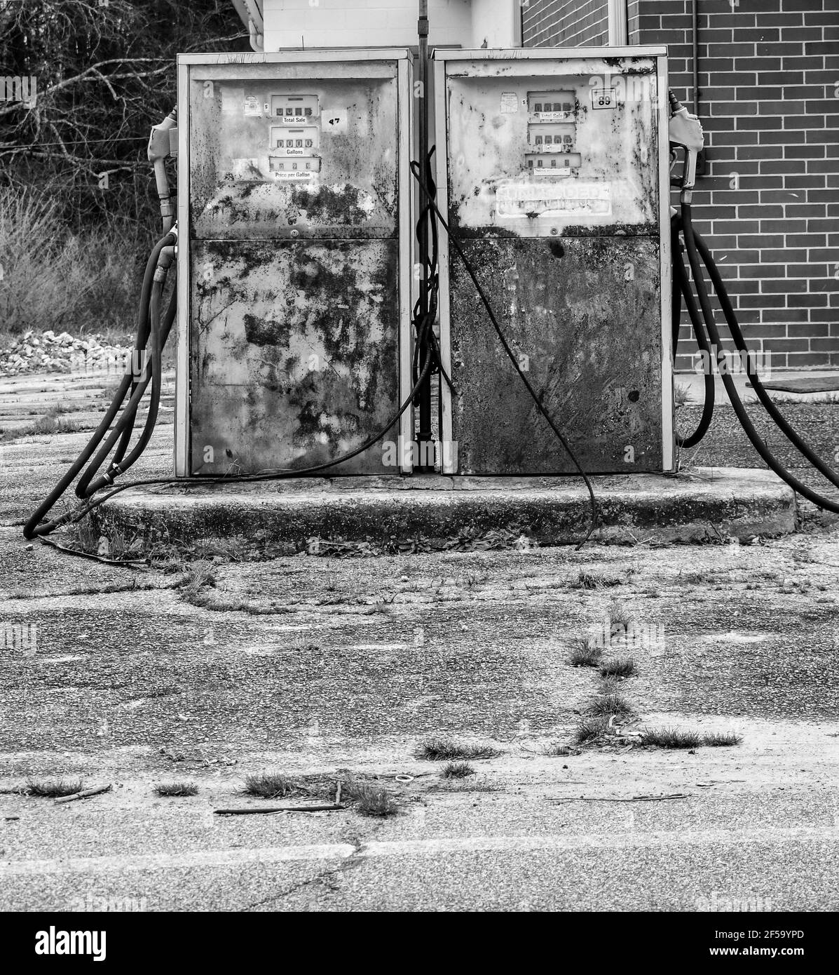ancienne pompe à carburant de pétrole d'époque rouillée à la station-service abandonnée Banque D'Images