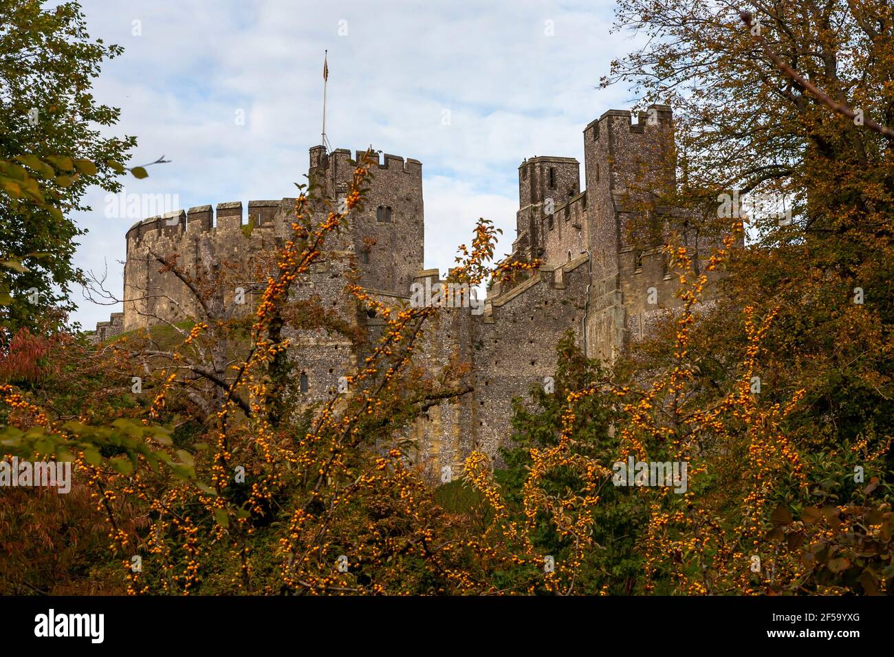 La motte normande d'origine, d'une hauteur de 20 mètres, surmontée par la coquille du XIIe siècle, château d'Arundel, West Sussex, Angleterre, Royaume-Uni Banque D'Images