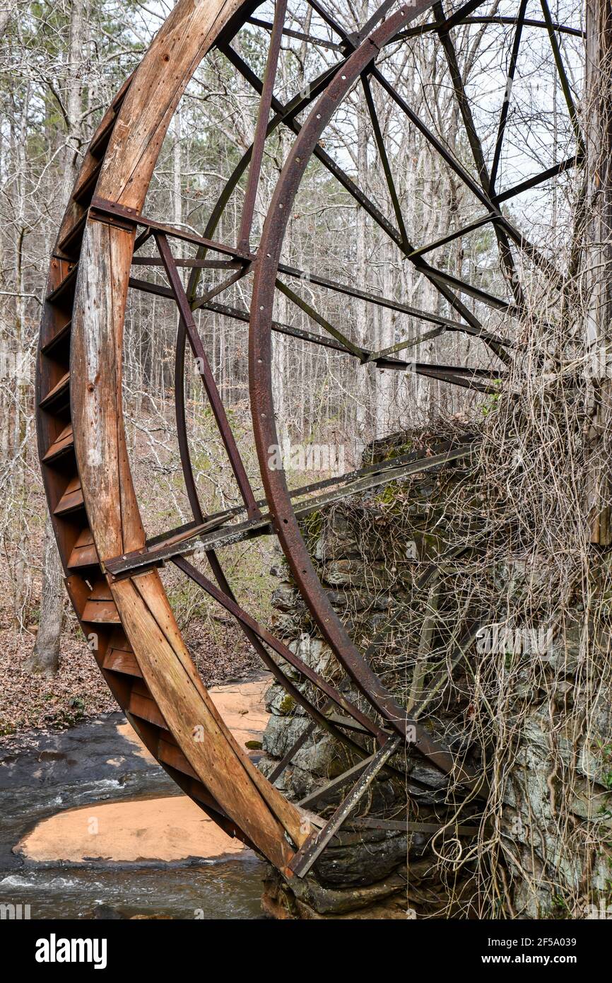 Ancienne roue de moulin à bois historique le long de la rivière Banque D'Images