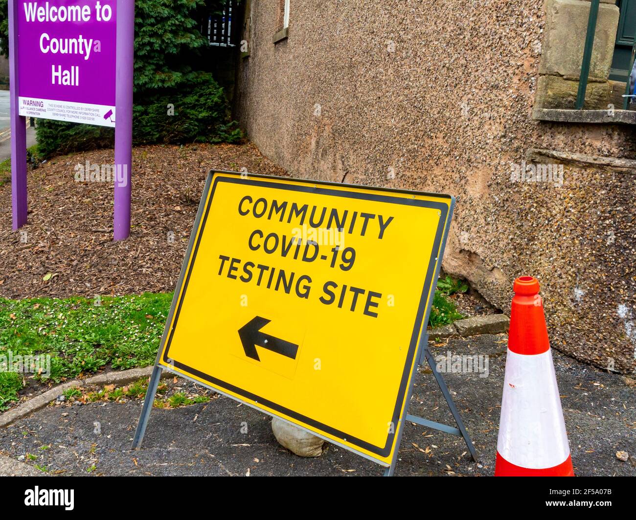 Sign Outside Community Covid 19 site offrant des tests de flux latéral à Matlock Derbyshire Royaume-Uni pendant le troisième confinement en anglais en mars 2021. Banque D'Images