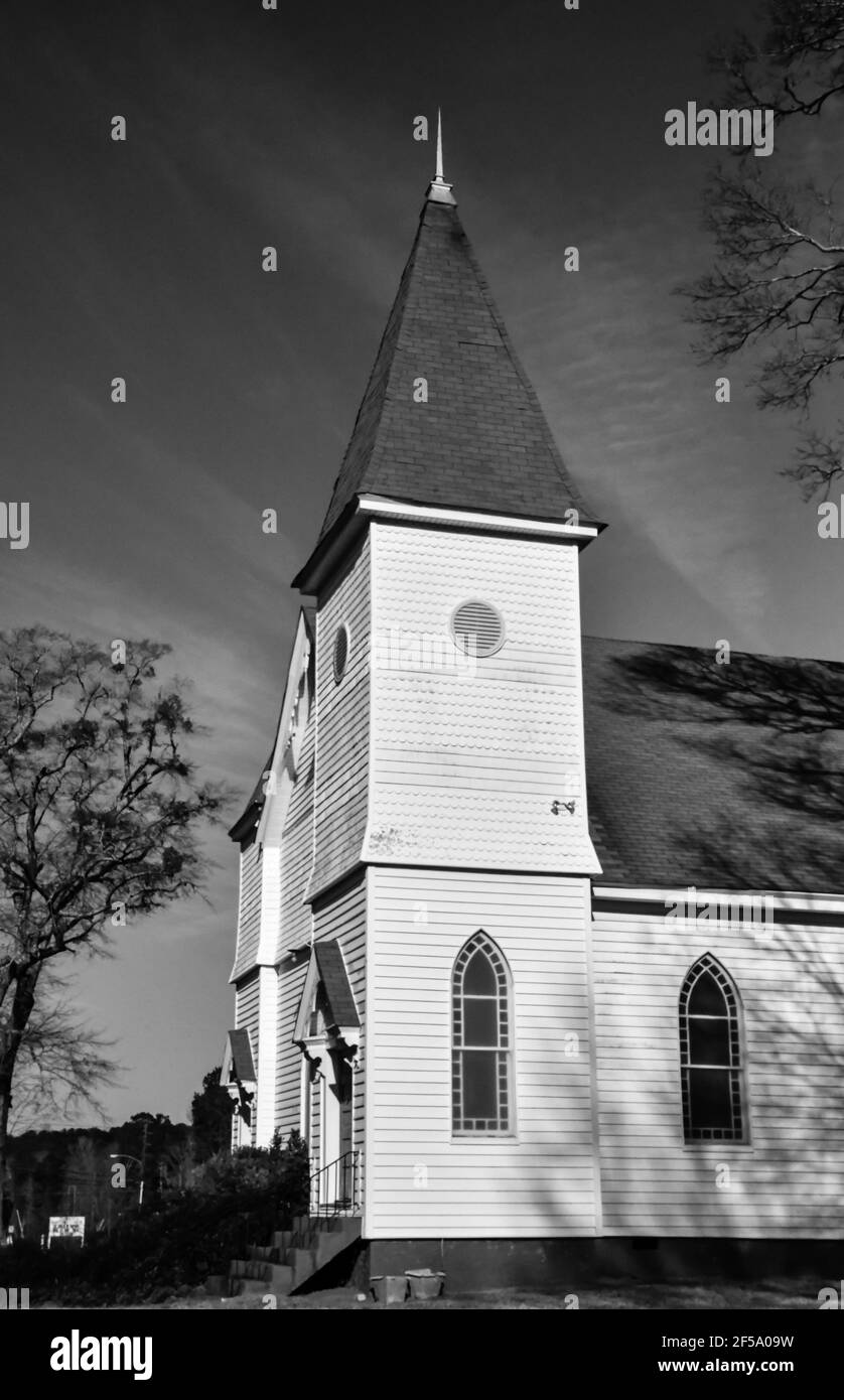 L'église historique et ancienne de campagne vole et traverse Banque D'Images