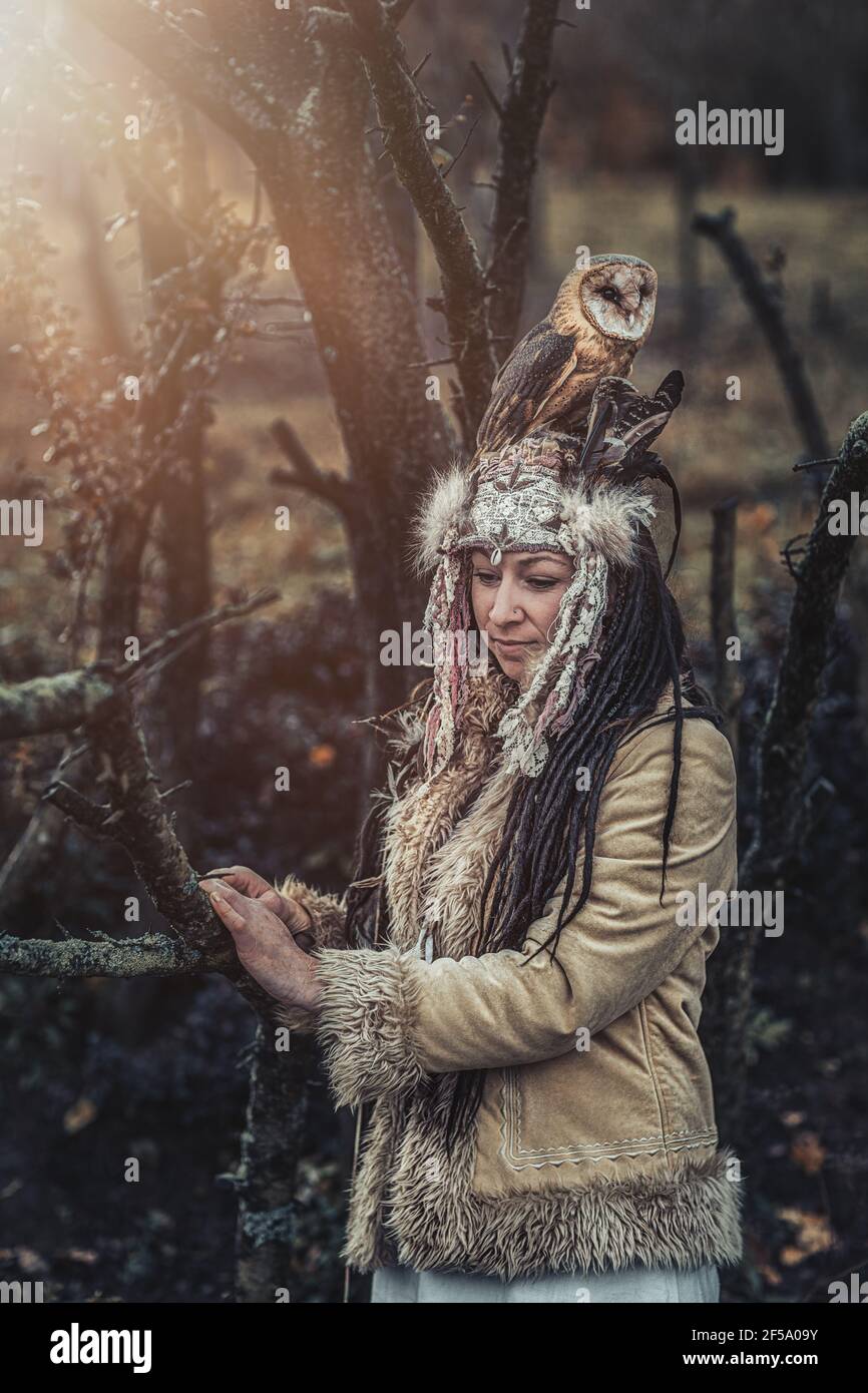belle femme chamanique avec hibou dans la nature. Banque D'Images