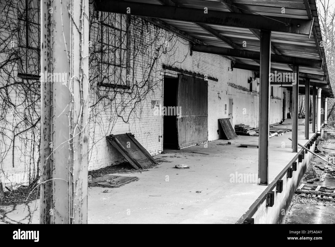 Quai de chargement de l'entrepôt de l'usine ancien et abandonné Banque D'Images