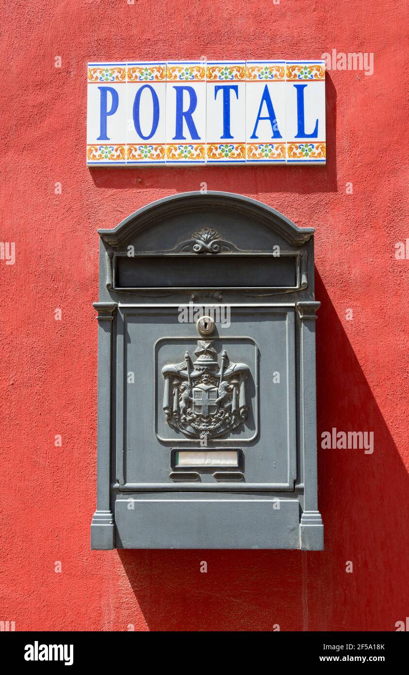 Ancienne boîte postale en bois sur le mur à Tudela, en Espagne Banque D'Images
