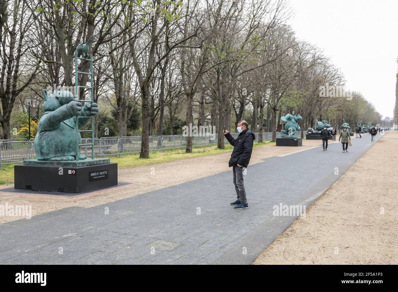 LE CHAT DE PHILIPPE GELUCK VINGT SCULPTURES SUR LES CHAMPS ELYSÉES, PARIS Banque D'Images