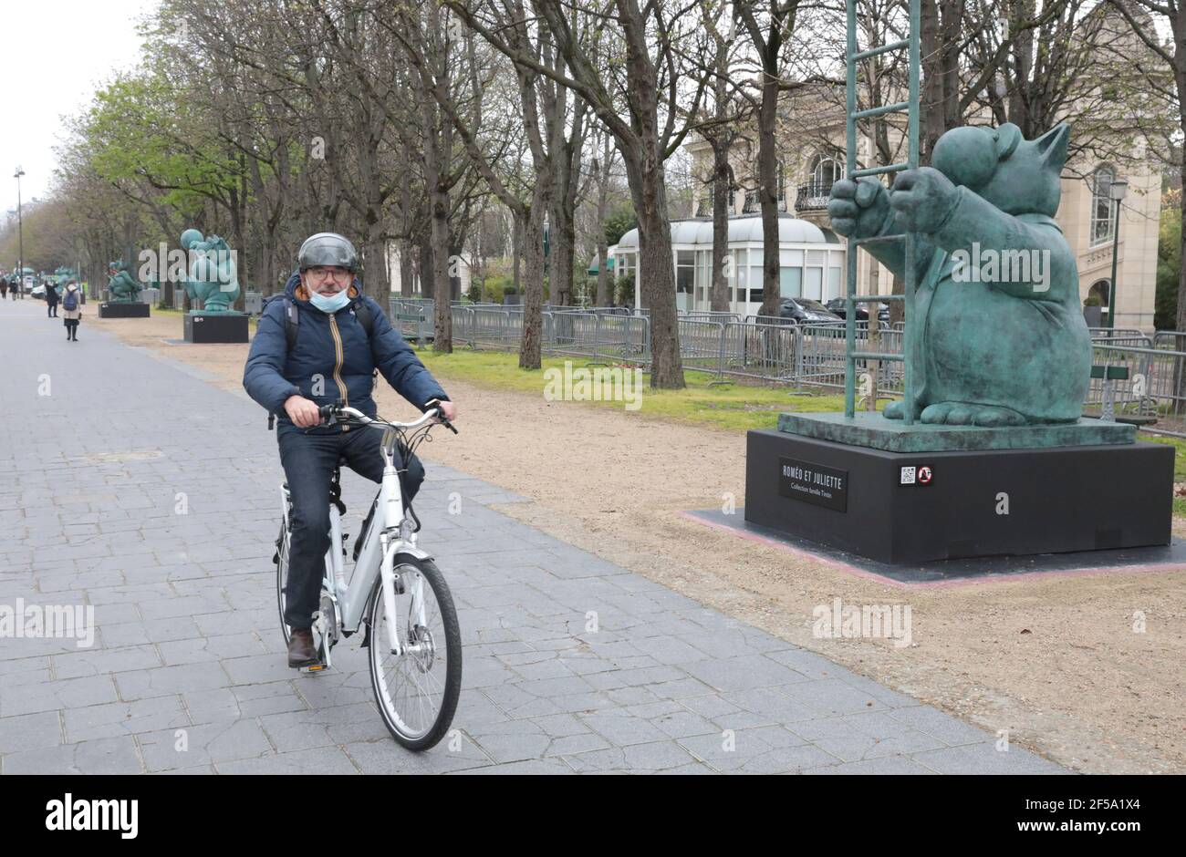 LE CHAT DE PHILIPPE GELUCK VINGT SCULPTURES SUR LES CHAMPS ELYSÉES, PARIS Banque D'Images