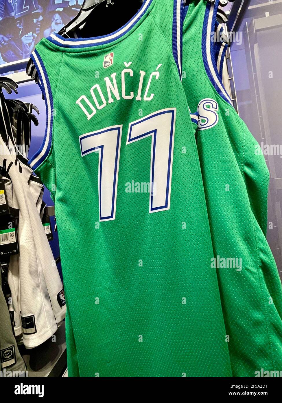 Le grand magasin phare de Macy présente des maillots de l'équipe NBA sportive, New York City, États-Unis Banque D'Images