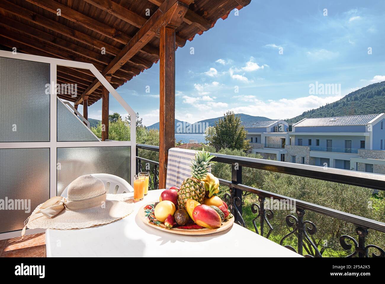 Gros plan de terrasse ouverte balcon sous le vieux toit en chêne de style moderne chambre d'hôtel appartement avec jardin d'été, maisons de campagne, mer bleue, montagne Banque D'Images