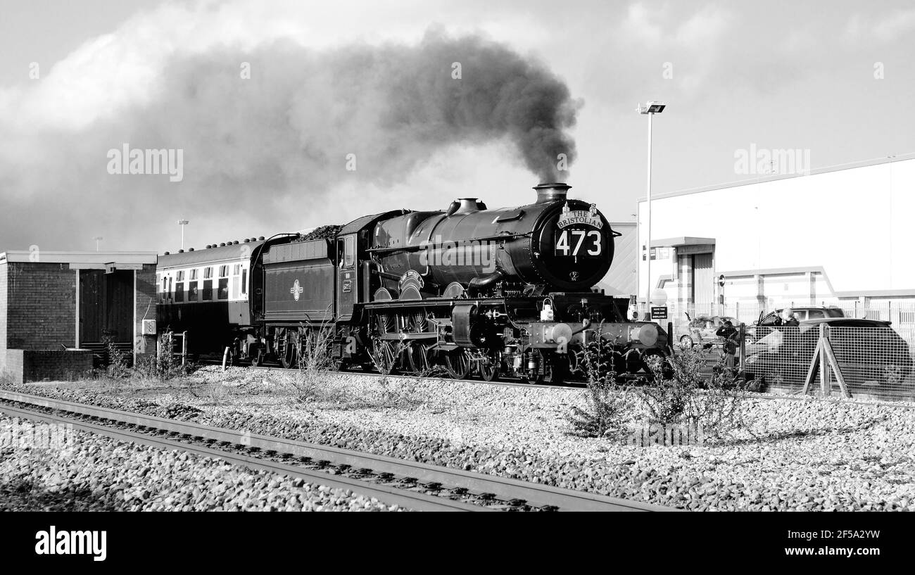 GWR No 6024 King Edward I en roulant à travers la station de Chippenham avec la jambe extérieure du Bristolian railtour à Londres Paddington.3rd mars 2012. Banque D'Images