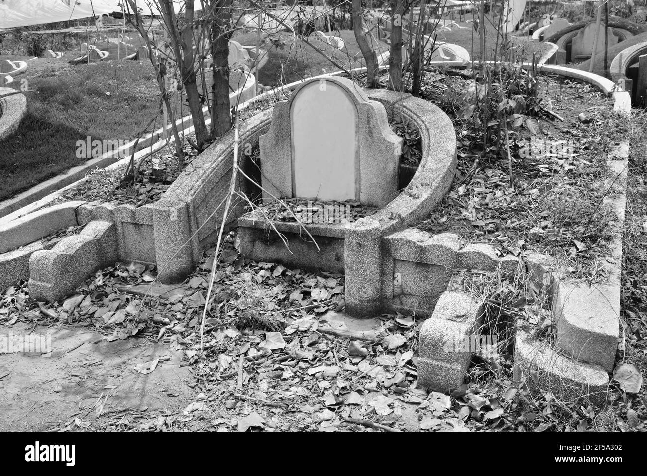 Abandonné cimetière chinois dans le cimetière du festival de Quingming Banque D'Images