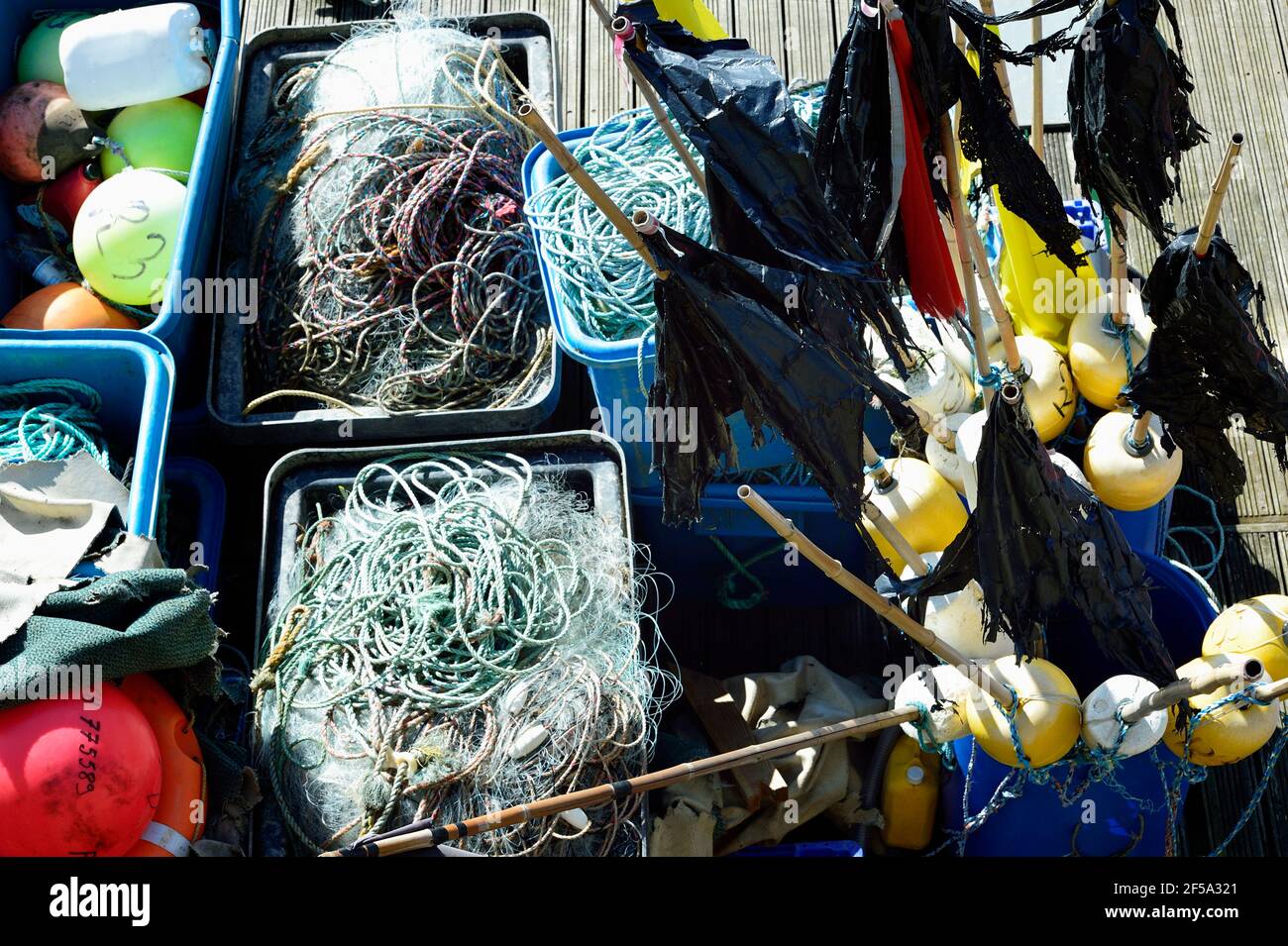 Caisses de matériel de pêche sur le quai de Brighton Marina Banque D'Images