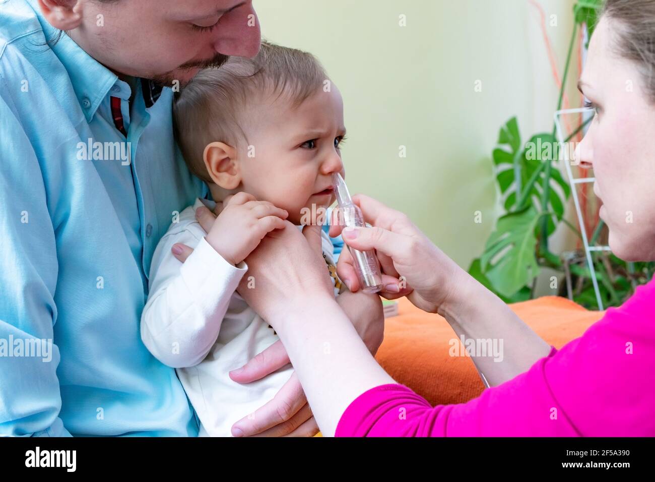 Le Pere Tient Son Bebe Pendant Que La Mere Utilise L Aspirateur Nasal Pour Eliminer Le Mucus Du Nez De Son Bebe Concept De Soins De Sante Pour Bebes Photo Stock Alamy Le Pere Tient Son Bebe Pendant Que La Mere Utilise L Aspirateur Nasal Pour Eliminer Le Mucus Du Nez De Son Bebe Concept De Soins De Sante Pour Bebes Photo Stock Alamy