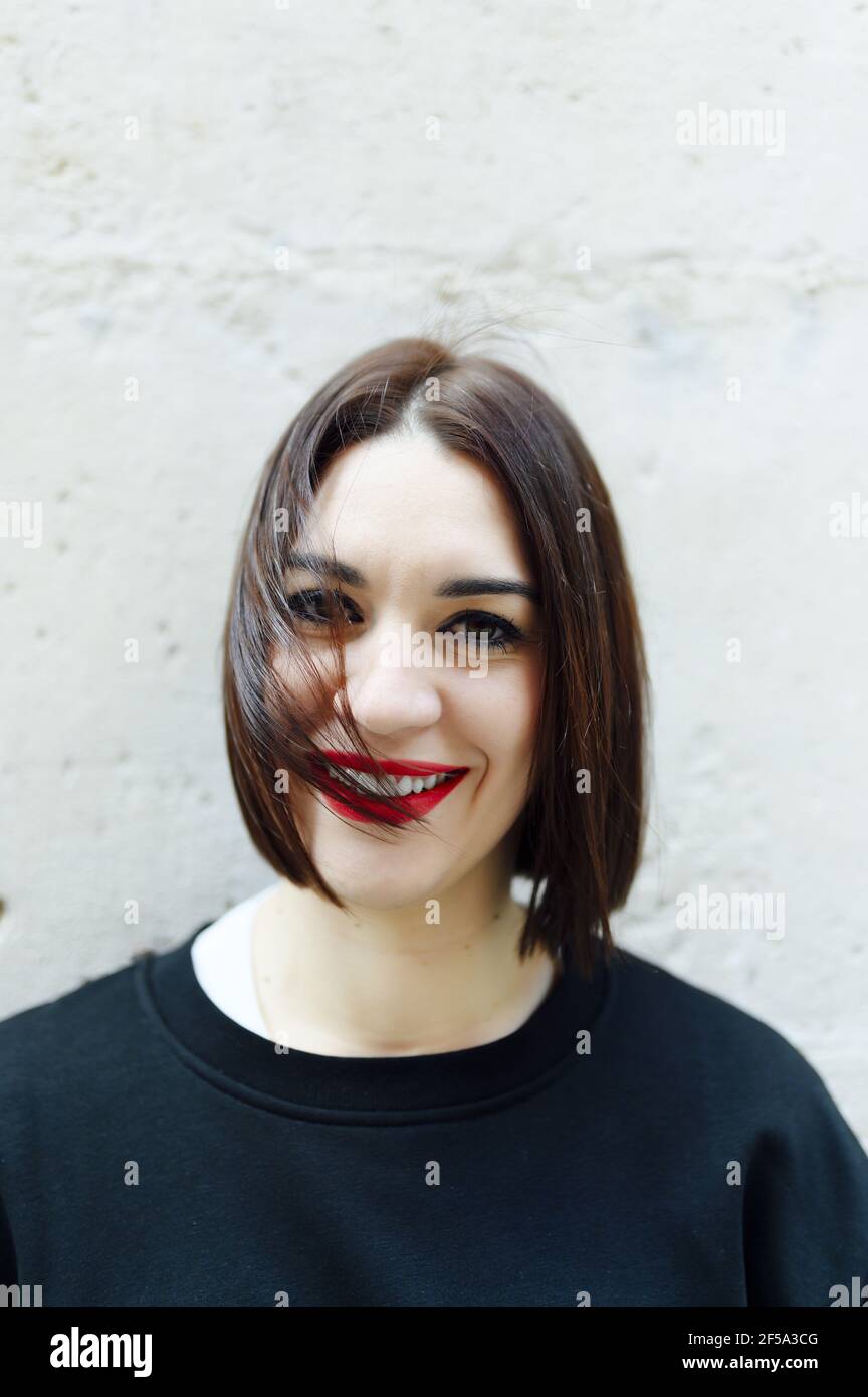 Portrait d'une femme espagnole joyeuse avec un style bob coupe de cheveux et rouge à lèvres Banque D'Images
