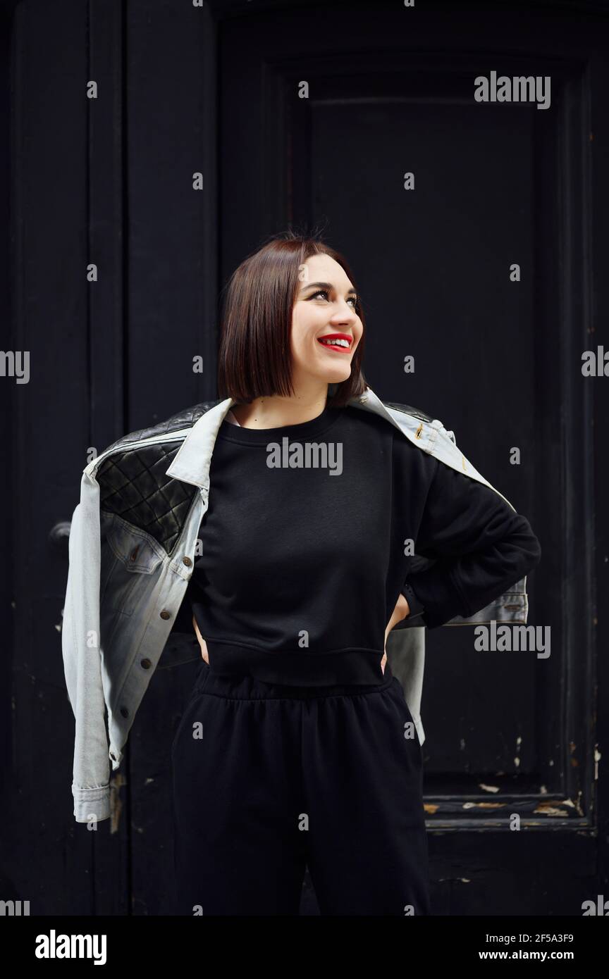 Jolie femme espagnole vêtue de vêtements noirs et de style bob coupe de  cheveux et veste en denim Photo Stock - Alamy