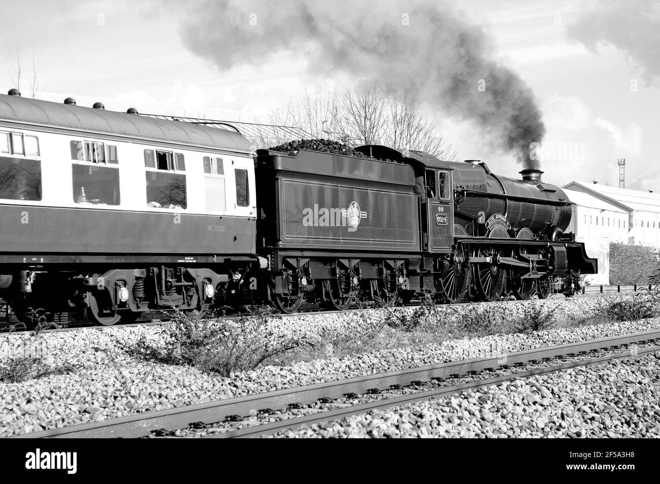 GWR No 6024 King Edward I en roulant à travers la station de Chippenham avec la jambe extérieure du Bristolian railtour à Londres Paddington.3rd mars 2012. Banque D'Images