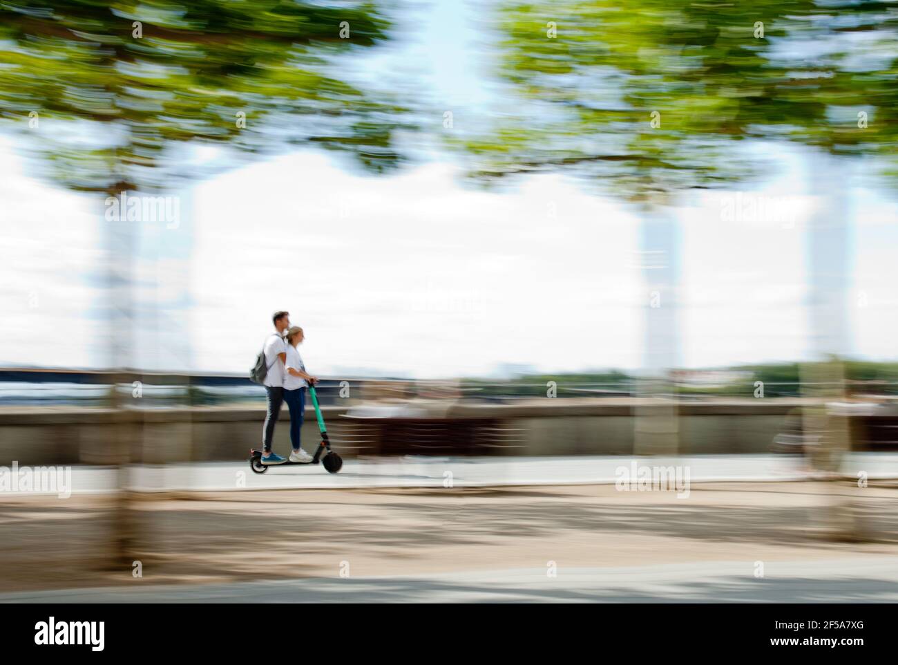 ein Paar auf einem E-scooter Am Rheinufer à Düsseldorf Banque D'Images