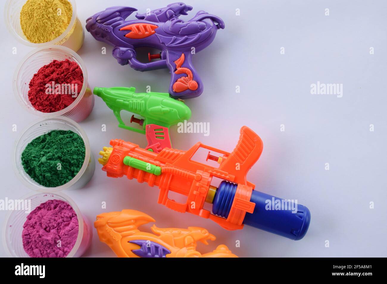 Holi festival thème fond d'écran avec espace vide pour écrire texte voeux carte de voeux. Utilisé comme affiche ou banderole Holi. Pichkaris coloré Banque D'Images