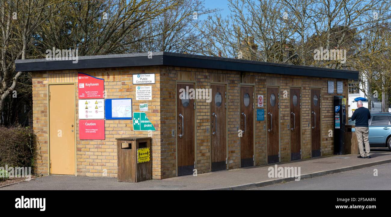 Toilettes publiques unisex à Keyhaven car Pak, Keyhaven, Lymington, Hampshire, Angleterre, ROYAUME-UNI Banque D'Images