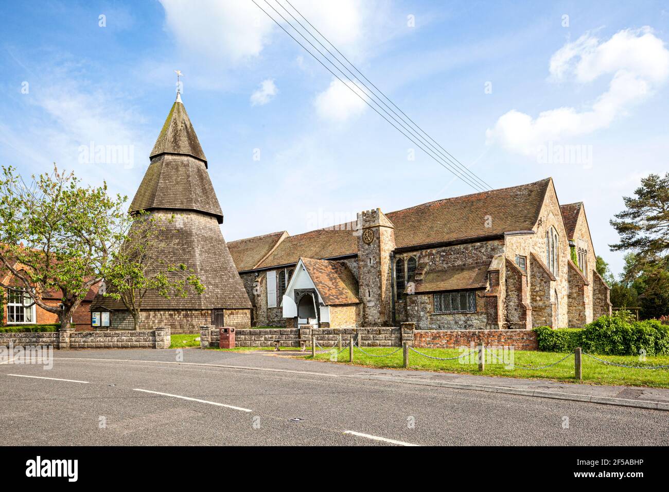 Eglise St Augustines dans le village Romney Marsh de Brookland, Kent UK - clocher octogonal en bois du XIIIe siècle détaché en raison du sol marécageux. Banque D'Images
