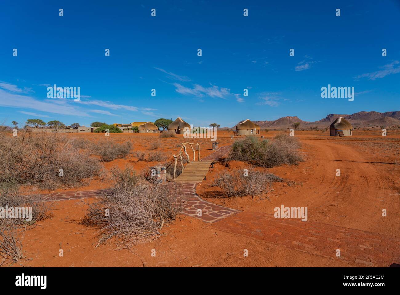 PARC NAMIB NAUKLUFT, NAMIBIE - JANVIER 06. 2021: Nous Kebi Safari Lodge dans le parc national Namib-Naukluft près de Sossusvlei avec le toit de chaume maison Banque D'Images
