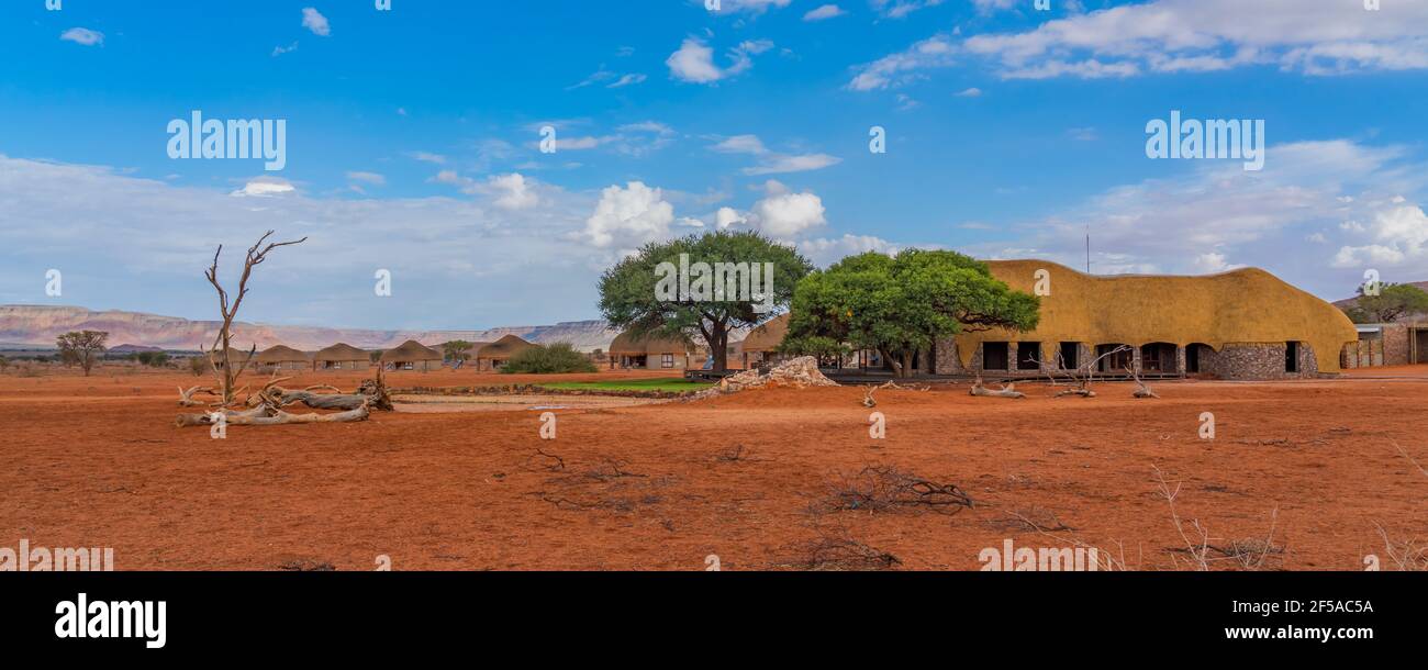 PARC NAMIB NAUKLUFT, NAMIBIE - JANVIER 06. 2021: Nous Kebi Safari Lodge dans le parc national Namib-Naukluft près de Sossusvlei avec le toit de chaume maison Banque D'Images