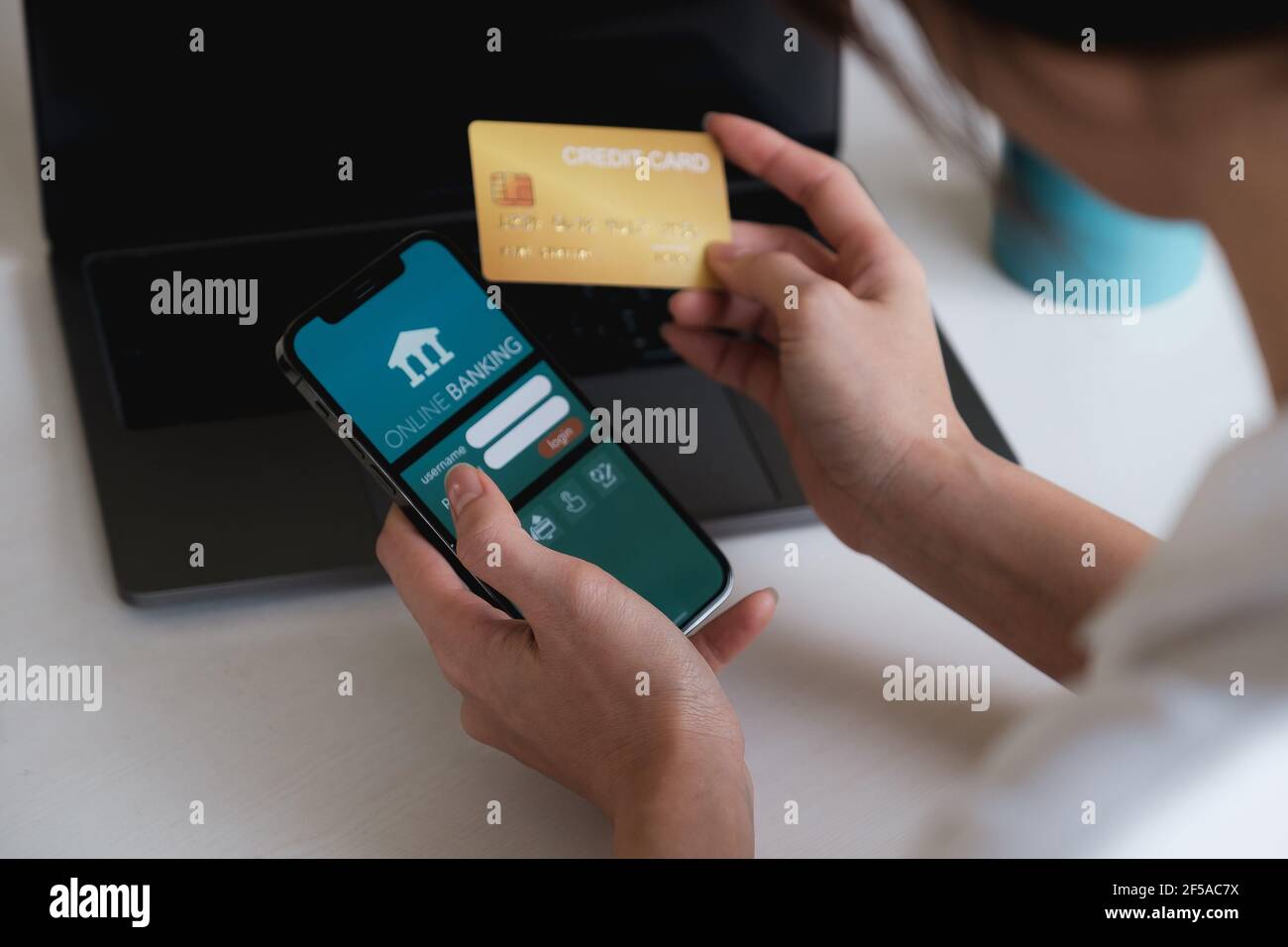 Services bancaires mobiles. Femme utilisant des services bancaires en ligne avec une carte de crédit sur un téléphone mobile. Paiements numériques et Internet achats sur le réseau. Banque D'Images
