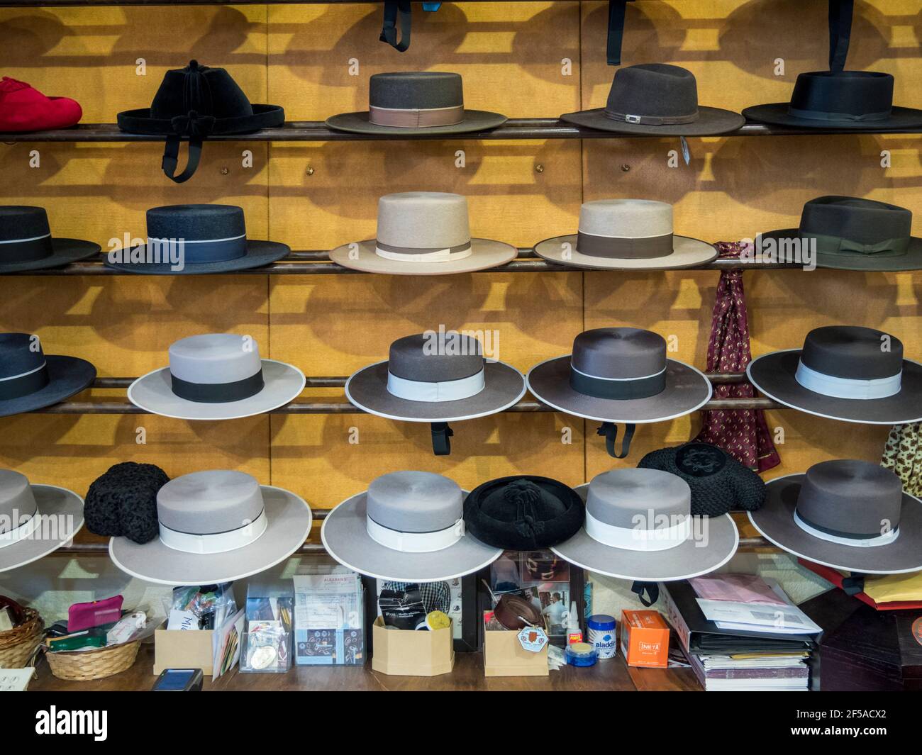 Chapeaux Sombrero exposés dans une boutique de chapeaux à Séville Espagne  Photo Stock - Alamy