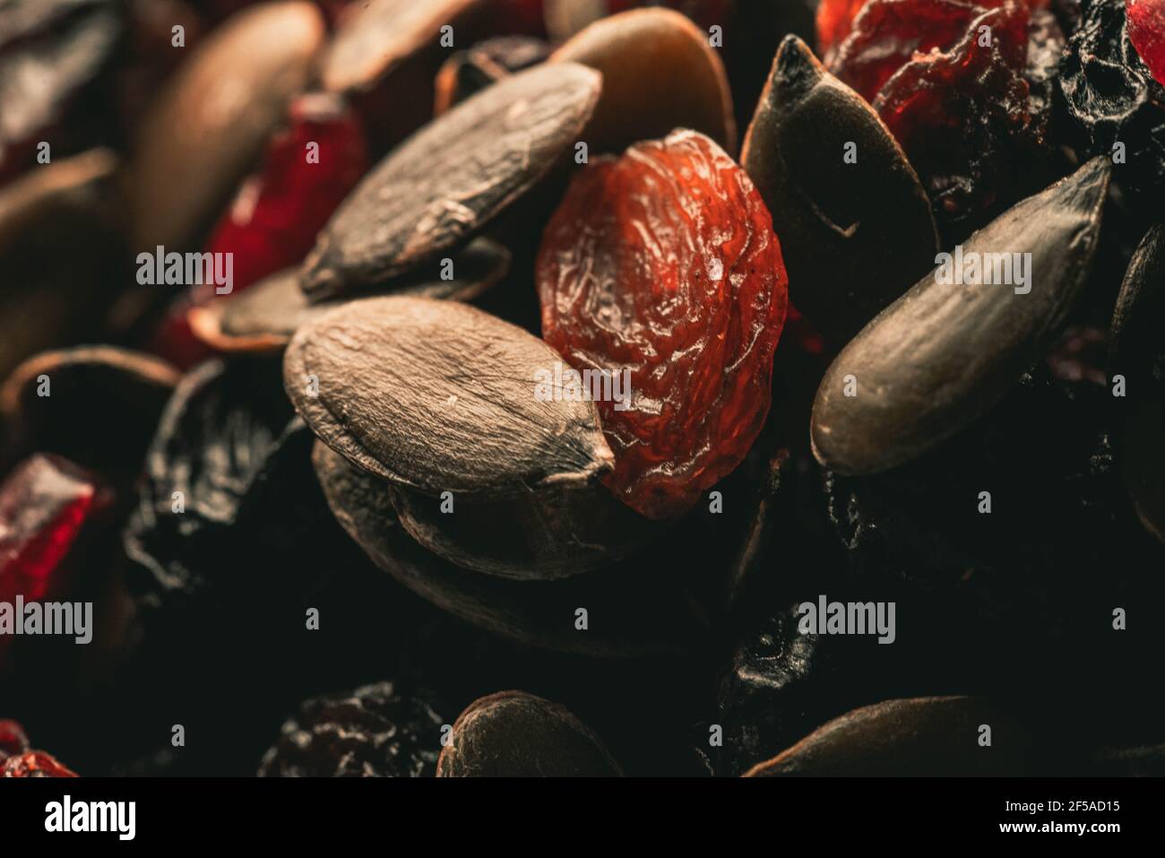Fruits secs avec noix. Noix de cajou, noisettes, arachides, abricots séchés, viburnum, raisins secs. Banque D'Images