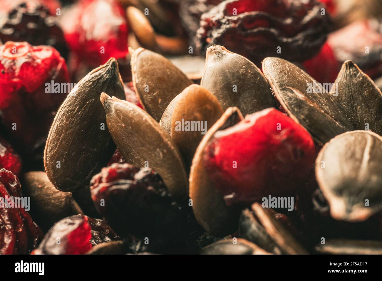 Fruits secs avec noix. Noix de cajou, noisettes, arachides, abricots séchés, viburnum, raisins secs. Banque D'Images