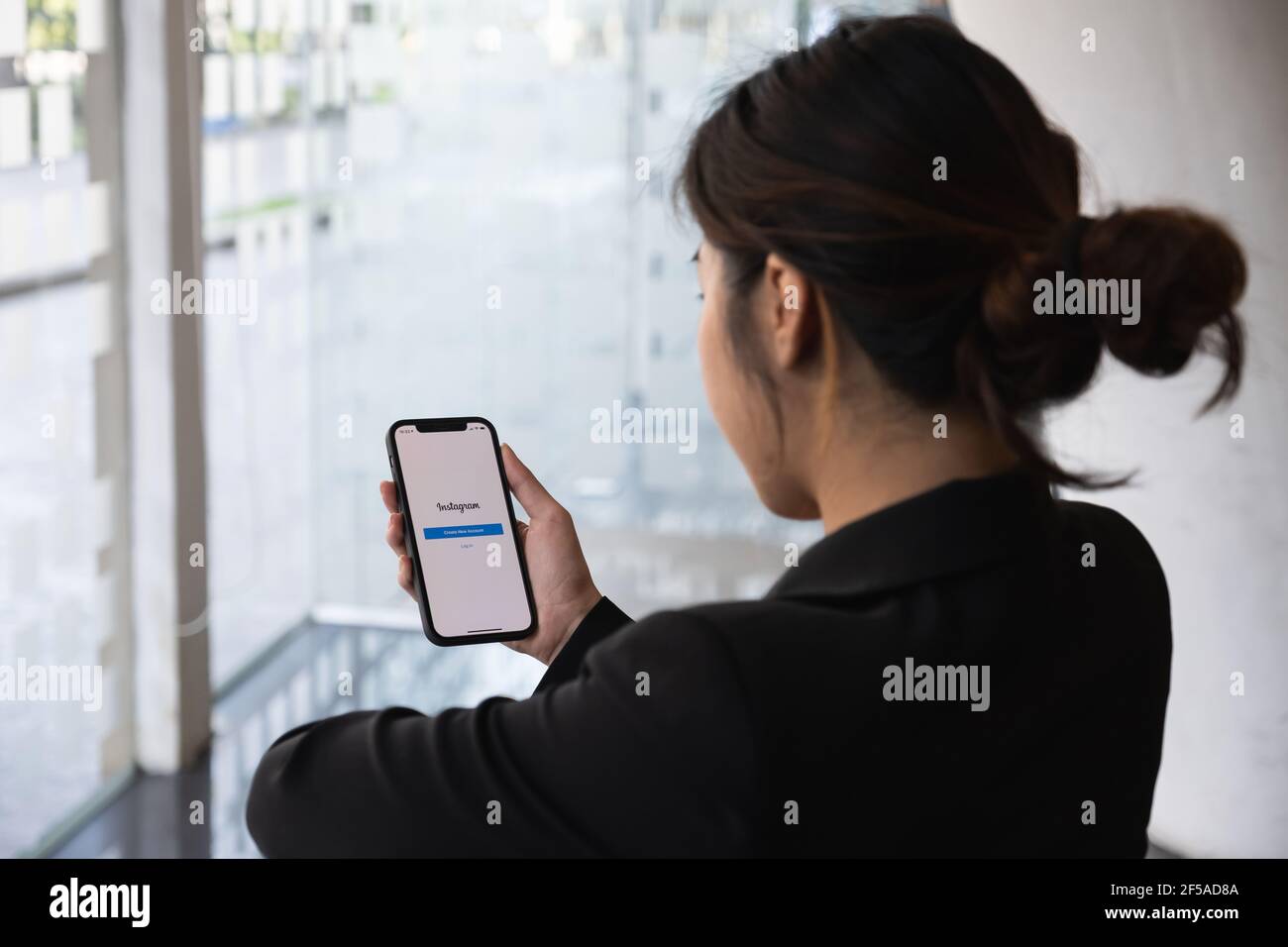 CHIANG MAI, THAÏLANDE - 01 MARS 2021: Une femme tenant un iphone main avec l'écran de connexion de l'application instagram. Instagram est le plus grand et le plus populaire Banque D'Images