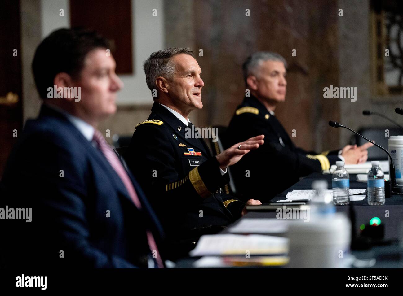 Le général de commandement des opérations spéciales Richard Clarke, au centre, accompagné par le secrétaire adjoint par intérim à la Défense pour les opérations spéciales et les conflits de faible intensité Christopher Maier, à gauche, et le commandant du cybercommandement américain, le directeur de l'Agence nationale de sécurité et le chef du service central de sécurité, le général Paul Nakasone, à droite, Prend la parole lors d'une audience pour examiner le Commandement des opérations spéciales des États-Unis et le cyberCommandement des États-Unis dans le cadre de l'examen de la demande d'autorisation de défense pour l'exercice 2022 et le Programme de défense des années futures, à Capitol Hill, le jeudi 25 mars 2021, À Washington. (Photo par Andrew Banque D'Images