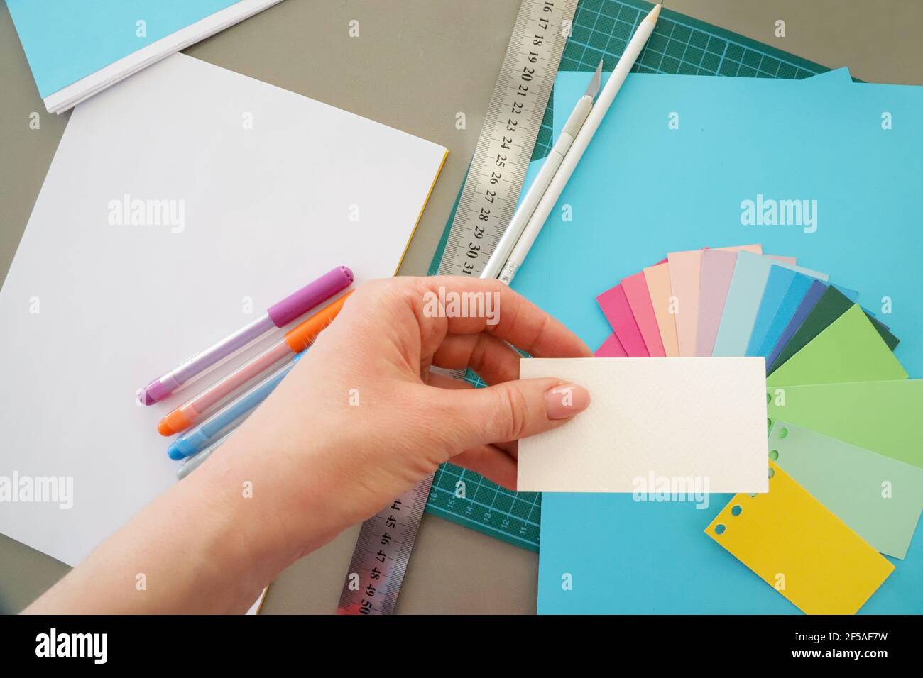 La fille offre divers échantillons de couleur pour peindre les murs dans la diffusion Banque D'Images
