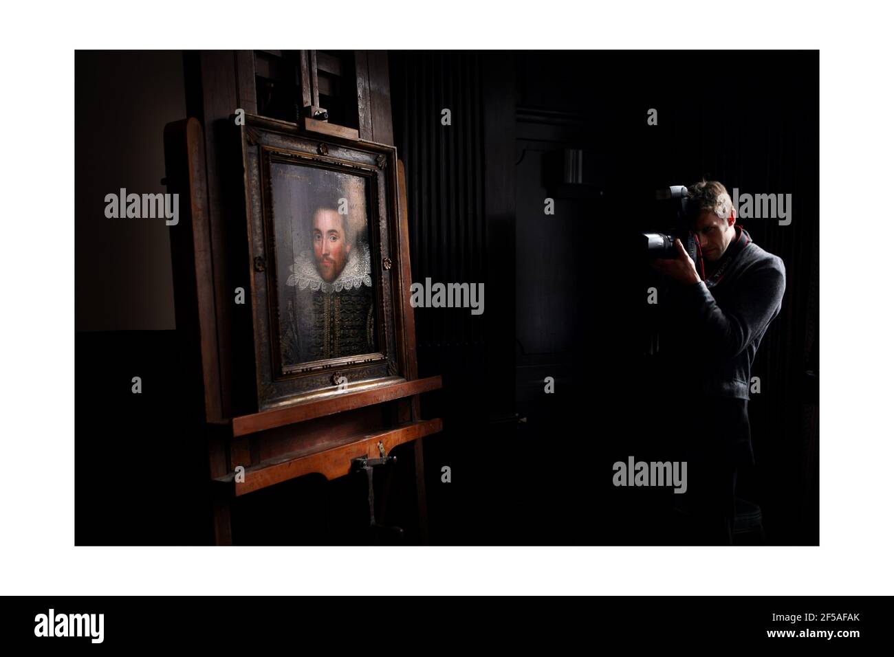 Dévoilé aujourd'hui, un portrait de William Shakespeare peint en 1610, il est considéré comme la seule photo de William Shakespeare encore en vie. Le portrait doit être exposé au Shakespeare Birthplace Trust à Stratford-upon-Avon le 23 avril 2009. Photographie de David Sandison Banque D'Images