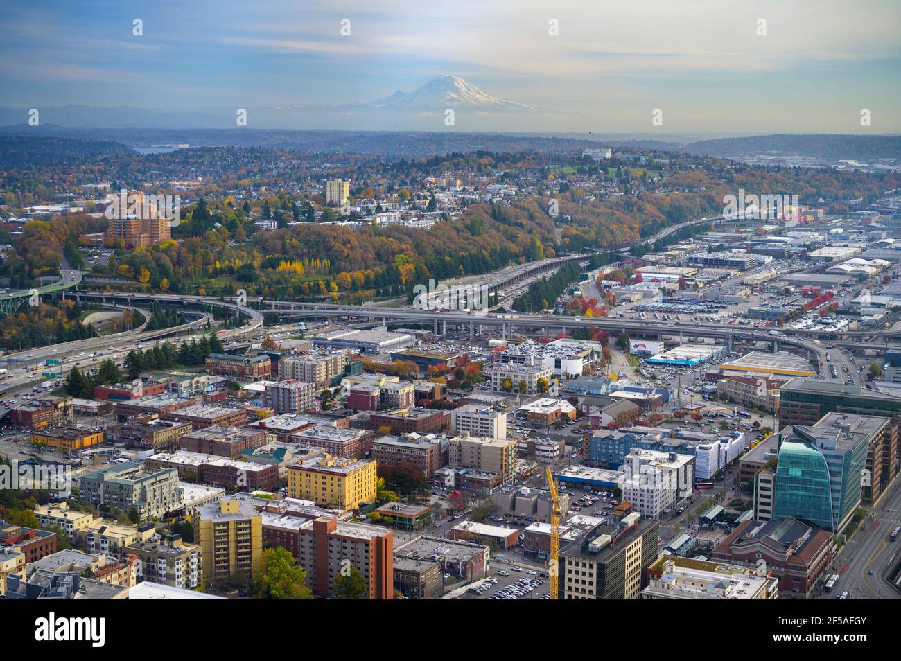 Mont Rainier flottant au-dessus de la zone métropolitaine de Seattle Banque D'Images