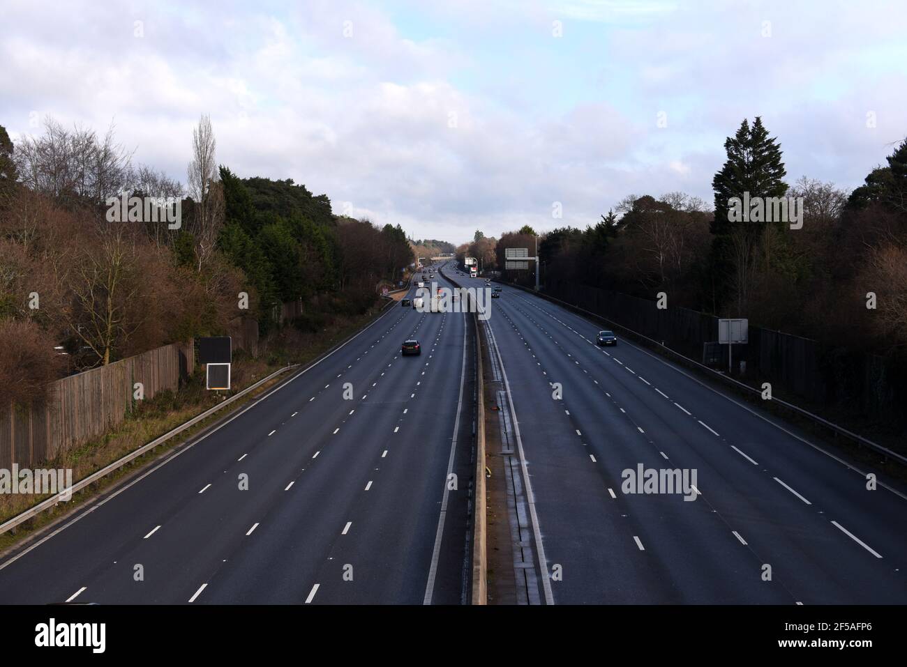 L'autoroute M3 de Camberley, Surrey, est presque vide pendant le premier (et nous l'espérons seulement) confinement de 2021 Banque D'Images