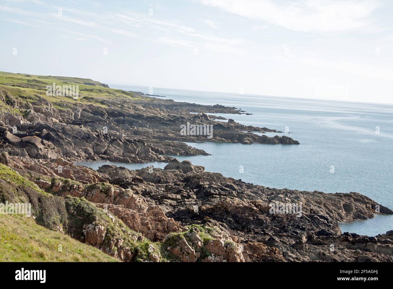 Le rivage des Rocheuses à Torrs point à l'embouchure de Kirkcudbright Bay Kirkcudbright Dumfries et Galloway Écosse Banque D'Images