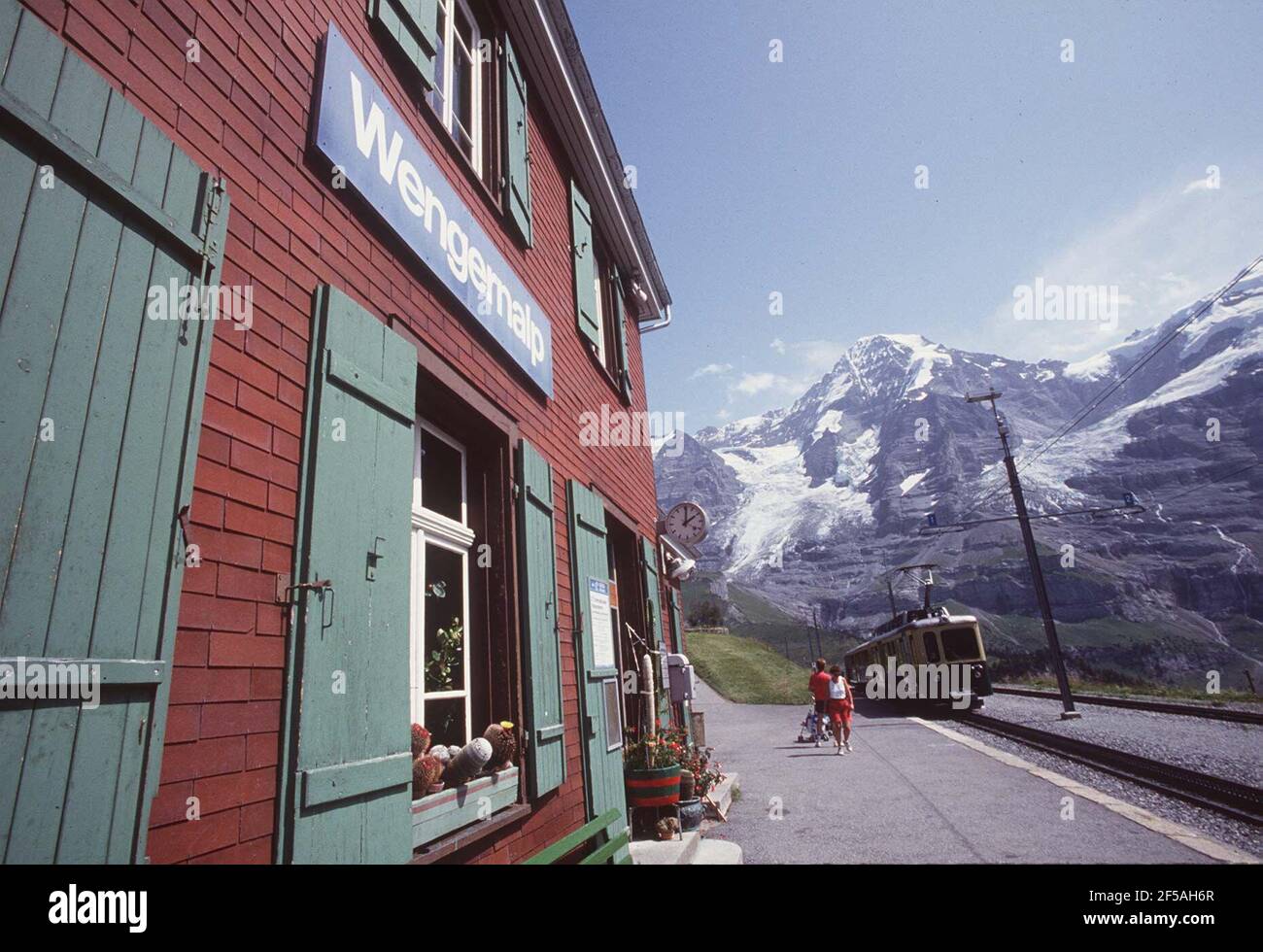 SUISSE, TRAIN DE WENGEN À JUNGFRAU EIGAR NORD FACE AU MILIEU DE LA PHOTO. Banque D'Images