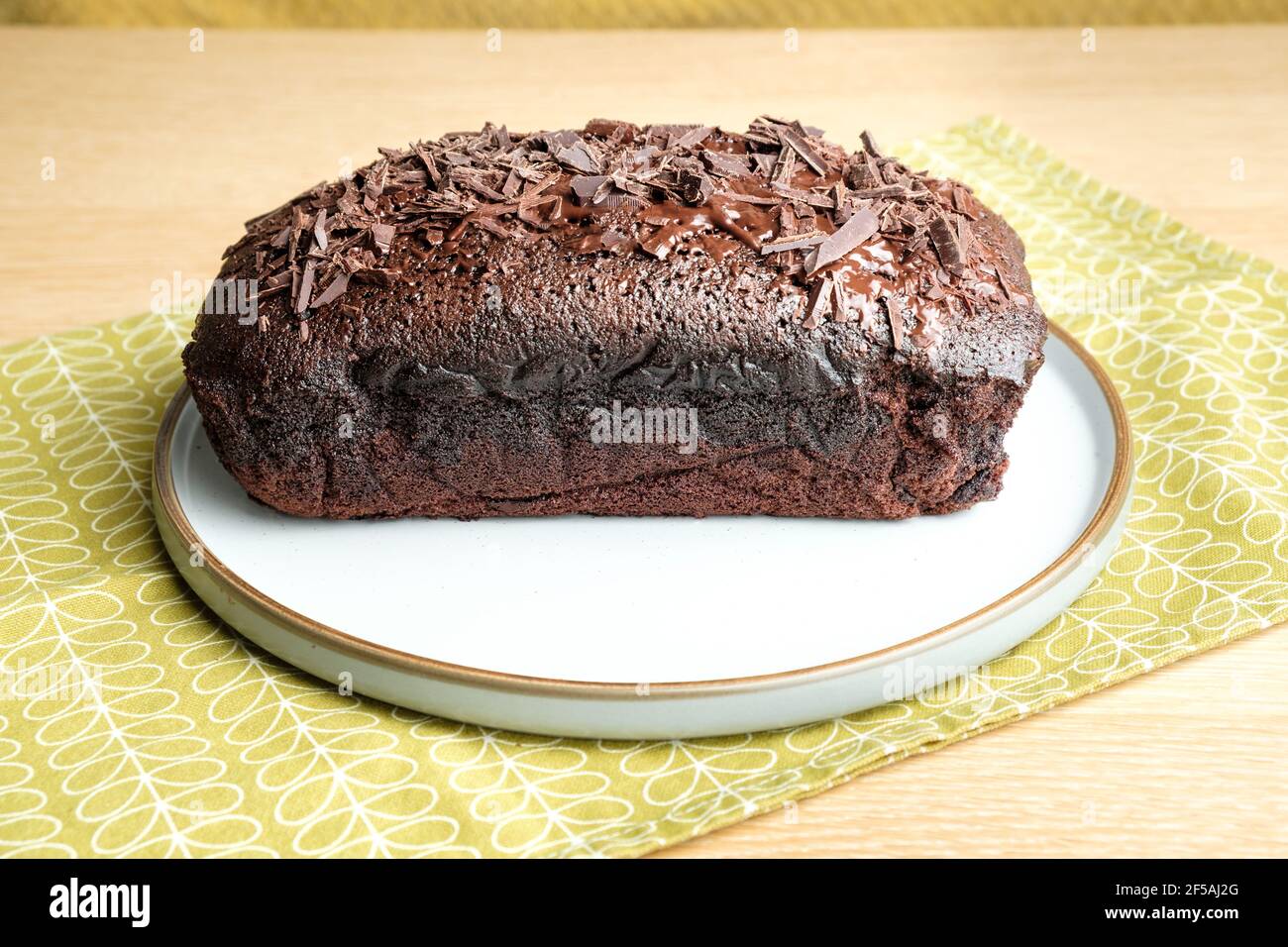 Un riche gâteau quadruple au chocolat fraîchement cuit à la maison et refroidissement sat sur une plaque Banque D'Images