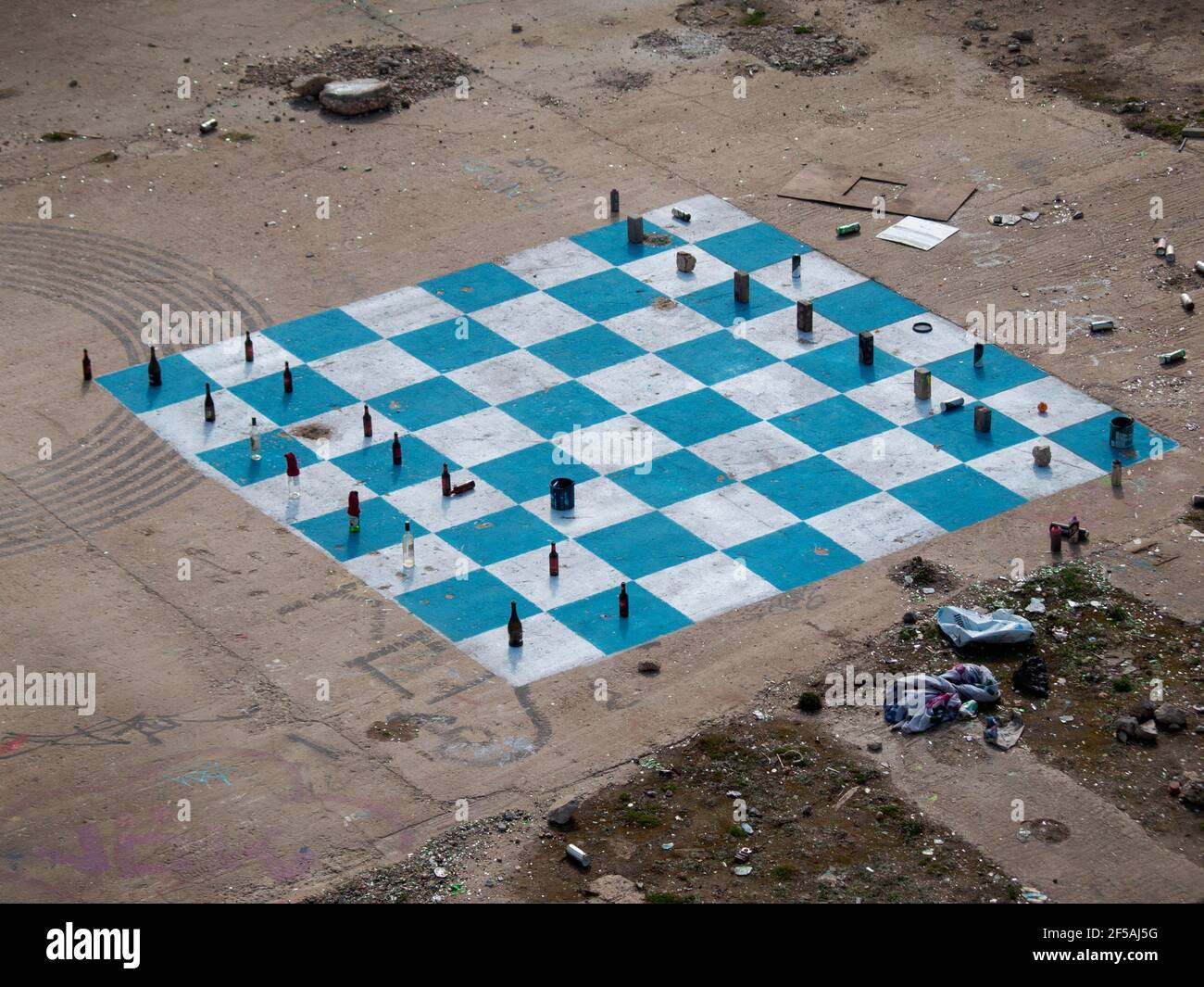 Un échiquier géant sur une parcelle de terre abandonnée À Brighton Banque D'Images