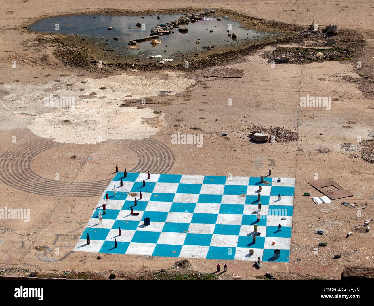 Un échiquier géant sur une parcelle de terre abandonnée À Brighton Banque D'Images