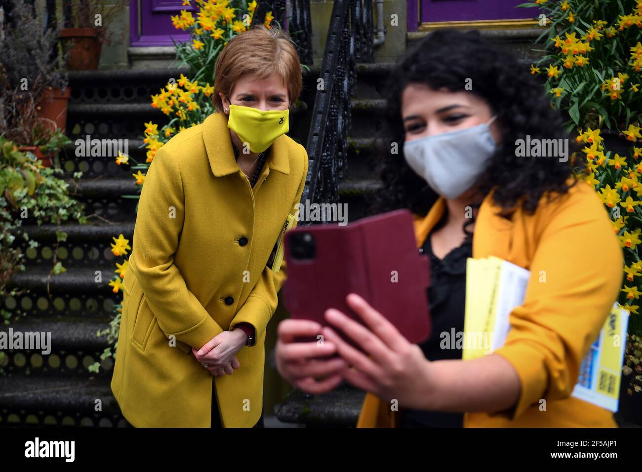Le Premier ministre écossais Nicola Sturgeon (à gauche), dirigeant du Parti national écossais (SNP), fait campagne avec l'ancien réfugié Roza Salih pour les élections parlementaires écossaises dans la circonscription du Premier ministre de Glasgow Southside à Glasgow. L'Écosse va se rendre aux urnes pour élire un nouveau Parlement le 6 mai 2021. Date de la photo: Jeudi 25 mars 2021. Banque D'Images