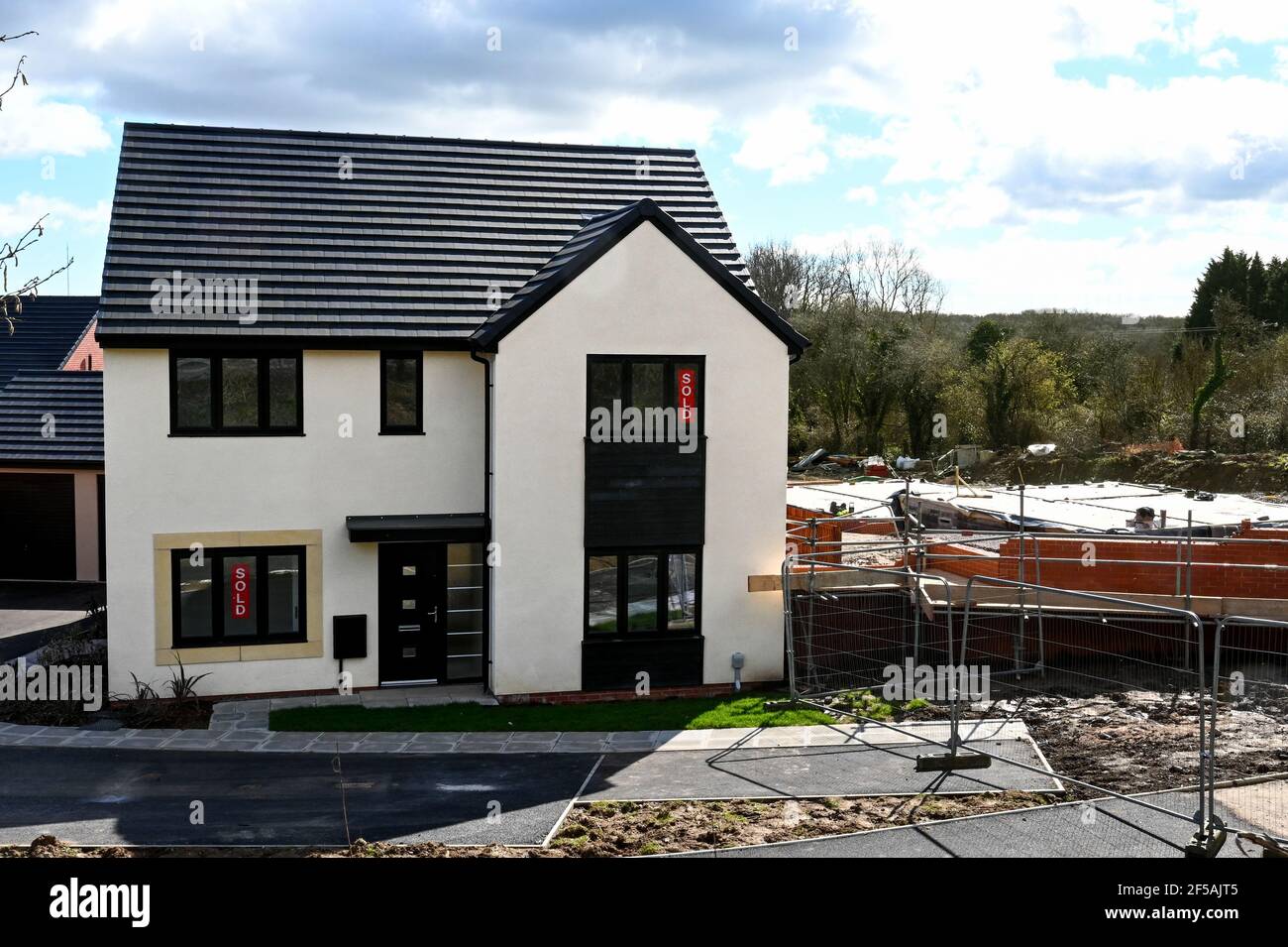 Cardiff, pays de Galles - Mars 2021: Maison individuelle à vendre sur un nouveau développement à la périphérie de Cardiff. Banque D'Images Cardiff, pays de Galles - Mars 2021: Maison individuelle à vendre sur un nouveau développement à la périphérie de Cardiff. Banque D'Images