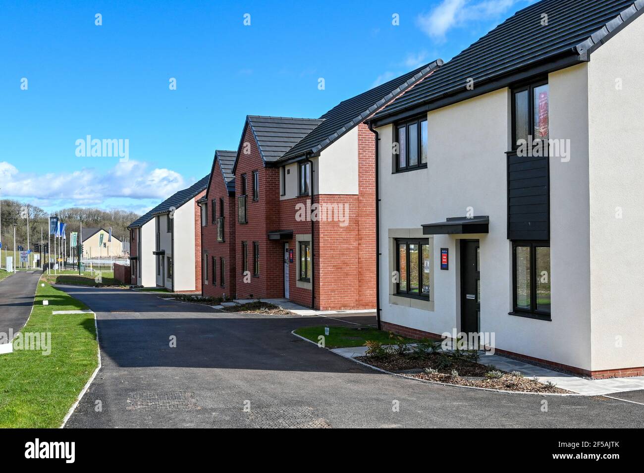 Cardiff, pays de Galles - Mars 2021: Nouvelles maisons en vente sur un nouveau développement à la périphérie de Cardiff. Banque D'Images Cardiff, pays de Galles - Mars 2021: Nouvelles maisons en vente sur un nouveau développement à la périphérie de Cardiff. Banque D'Images