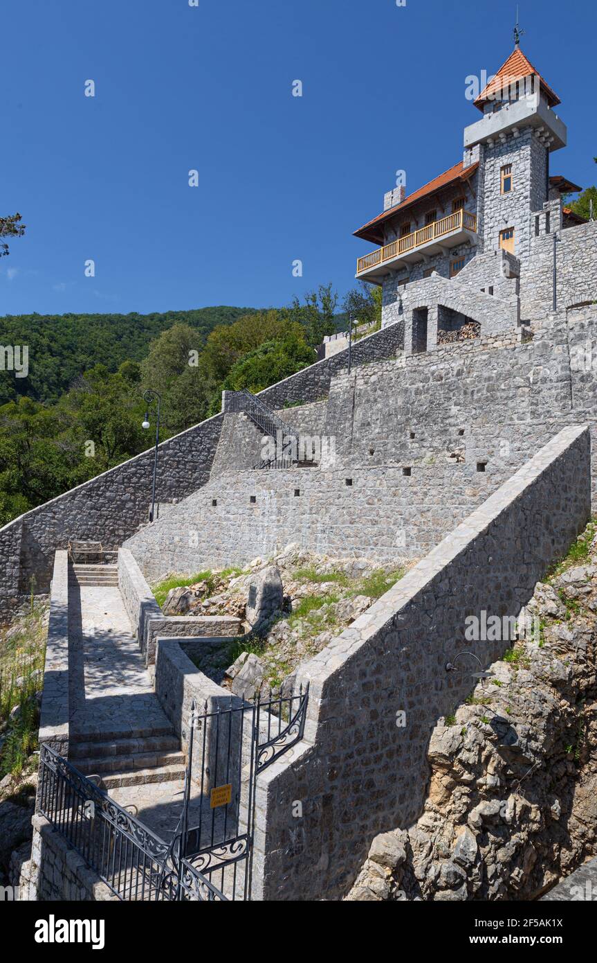 Les ruines du château du duc Alexandre d'Oldenburg, juillet de 2018 ans, Abkhazie, Gagra. Banque D'Images